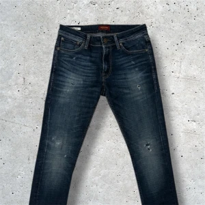Jack & Jones jeans marinblå - Säljer dessa riktigt snygga jeansen från Jack & Jones | W30 L32 | skick: 9/10 | Skriv vid minsta lilla fråga, pris kan diskuteras vid snabb affär! 🤝