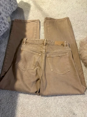 Beiga baggy jeans från 157, xs - Säljer ett par klassiska beiga baggy jeans från 157. Byxorna har fem fickor, bälteshällor och knappgylf. Perfekta för dig som gillar en enkel och clean look. Materialet är slitstarkt och känns mjukt mot huden. Rekomderas under 164 och är i storlek xs💗