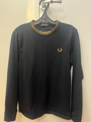 Fred Perry tröja - Tja, säljer en stilig fred Perry sweatshirt i storlek XS. Den är ganska bra skick och sitter bra. Priset är endast 349:-. Skriv vid frågor eller funderingar. 