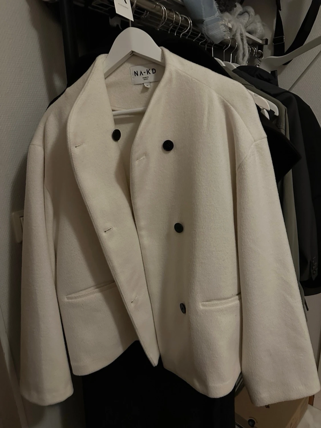 Vit ullkavaj från NA-KD