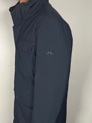 J.Lindeberg field jacket - Säljer en riktigt snygg och trendig J.Lindeberg field jacket i fint skick, storlek M, vid frågor är det bara att skriva //Gramenti