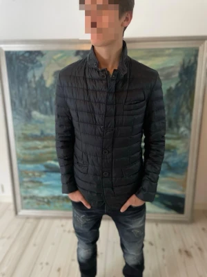 Herno jacka - Säljer nu en Herno jacka perfekt till våren🧥                                                              Storlek: S, Skick: 9/10, Vårat pris: 1299kr. Skriv vid minsta fråga, Fraktar alltid inom 24h efter köp📦