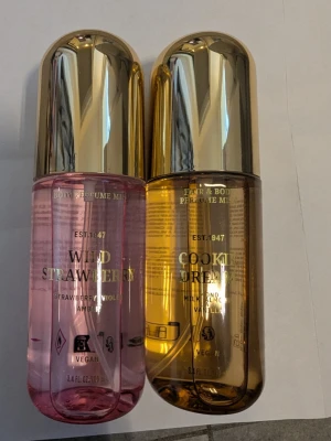 Wild Strawberry & Cookie Dream mist - Två veganska body mists från H&M: Wild Strawberry (jordgubb, viol, amber) och Cookie Dream (mjölk, mandel, vanilj). Volym: 100 ml per flaska. Endast testade. 80 kr för båda två. 