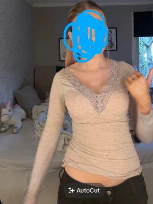 Beige långärmad intimissmi tröja - Säljer denna jätte fina tröjan från intimissmi. Fick den i julklapp så den är hyfsat ny har bara använt 1gång. Tycker inte den passar på mig så köp gärna och fråga om fler bilder om de behövs!! Kan byta mot en mörkblå eller ljusblå helst utan spets!!
