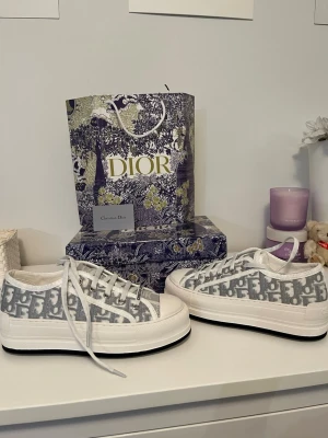 Dior Walk’N Dam Sneakers - Hej, säljer nu dessa snygga dam sneaker. De är helt nya och är endast testade inomhus. Jag köpte de här på vinted inför Jul då det var tänkt att vara present till min tjej men tyvärr var de lite för stora så säljer nu vidare de till någon som passar storlek 38 bättre.