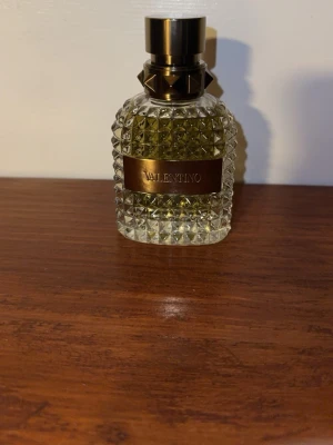 Valentino exklusiv parfymflaska 50ml - Säljer min Valentino parfym som knappt är använd. Pris går o diskutera,skambudare har ja inte tid för. Skriv om de nått annat du undrar över. Kan posta också om de skulle va så. Valentino uomo Eau de Toilet. Finns orderbekräftelse på den dessutom