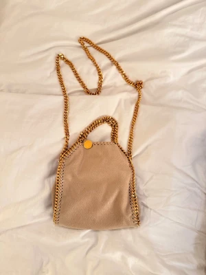 Stella McCartney väska - Superfin Stella väska i nästan nyskick, inga defekter! Har även beställningsverk och kan även leta fram äkthesbevis vid behov. Nypris 6400 kr.