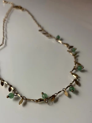 Guld grönt halsband  - .