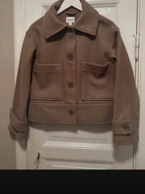 Beige kort kappa  - Kort kappa från Kappahl . Som ny , använd endast ett par gånger .