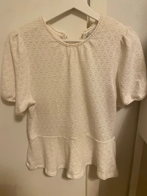 Söt tröja från Holly White  - Söt beige tröja från Holly White! 