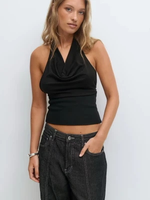 Svart halterneck topp Gina tricot - Snygg svart halterneck topp med draperad urringning och croppad passform. Aldrig använd🥰