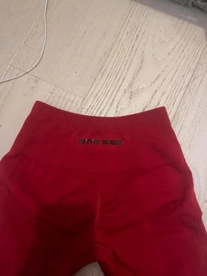 Better body tränings byxor (tights) - Snygga vinröda tränings byxor från betterbody med schrunch! En av dom bästa sceunchen jag testat. Trycket har släppt en knuta därvar priset! Bra kvalité och super sköna
