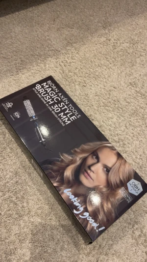 Björn Axén Magic Style Brush 30mm - En rundborste med värme från Björn Axén Tools, 30 mm i diameter. Borsten har svart och vit design, jonisering för extra glans och lång sladd på 2,8 meter. Perfekt för att styla och forma håret med volym och glans. Den är väldigt nya endast använd 3 gånger så den är i väldigt bra skick! 🤞🏽🤞🏽   I butik kostar den runt 500 kr men ni får den för endas 300 kr väldigt bra pris för en sån här bra värmeborste🙌🏽❤️