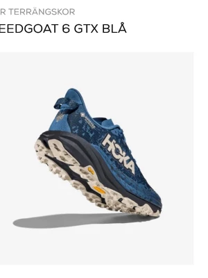 Helt nya Hoka Speedgoat 6 GTX blå sneakers - Säljer ett par Hoka Speedgoat 6 GTX sneakers i blått med mönstrad ovandel och grov sula för grymt grepp. Skorna har snörning, rund tå och är tillverkade i syntetmaterial med Gore-Tex för vattentäthet. Perfekta för terräng och löpning utomhus.