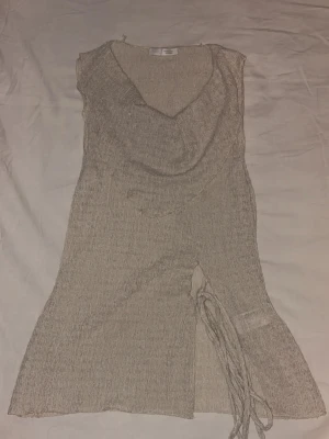 Beige omlottopp med knytband - Fin topp från Zara endast använd 1 gång så i väldigt bra skick. Hör av er för frågor/bilder