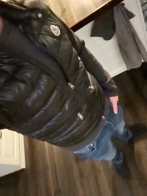 Moncler Gui - Dags att sälja västen nu när den inte kommer till användning. Västen är i storlek 1 vilket motsvarar storlek s. Västen har inga hål men har en fabriks lagning på ryggen som knappt syns när man använder den. Kvitto finns och kan skicka bild på kvitto och industritag för den som är intresserad på att köpa och vill veta att den äkta. Box medföljer