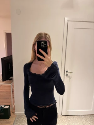 Venderby’s topp - Marinblå gullig topp från Venderby’s!!🥰