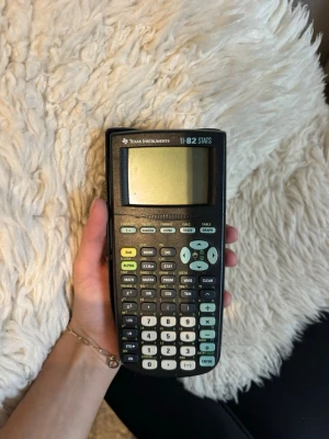 TI-82 Stats - TI-82 Stats är en klassisk grafräknare perfekt för matte och statistik! Perfekt för gymnasiet eller högskolan. Drivs av vanliga AAA-batterier och har tydliga knappar för alla funktioner du behöver. Ett måste för dig som vill klara proven smidigt och snabbt.