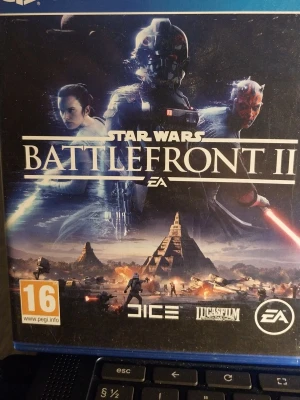 Star Wars Battlefront II (PS4) - Star Wars Battlefront II till PS4. Komplett med fodral och skiva i gott skick. Upplev episka strider i Star Wars-universumet med både singleplayer- och multiplayerlägen. PEGI 16. Perfekt för fans av action och Star Wars.