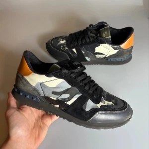 Valentino Rockrunners - Ett par riktigt feta rockrunners, perfekt för vintern! Storlek 42 men stora i storlek, passar även 43. OG dustbags medföljer. Hör av er vid frågor!