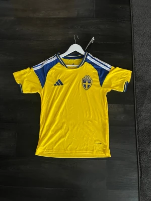 Sverige fotbollströja 2026 - Helt ny 2026 adidas Sverige fotbollströja, storlek S Skriv vid frågor eller funderingar 