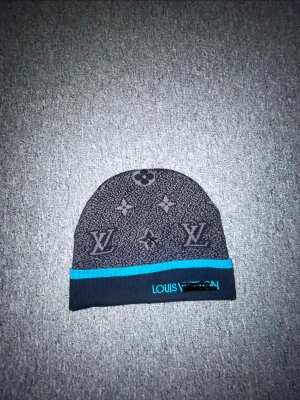 Mörkgrå och blå mössa  - Snygg mörkgrå .