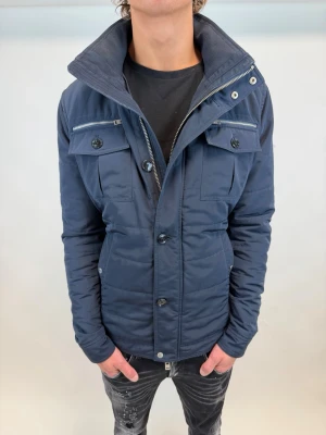 J.Lindeberg Jacka  - Hej! Säljer nu denna väldigt snygga och eftertraktade J.Lindeberg jackan! Jackan är slutsåld överallt och går inte att få tag på… jackan är perfekt nu till vintern Storlek M  Ny pris: 6000 kr Säljs för: 1899 kr