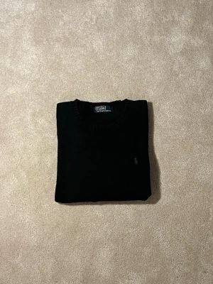 Mörkblå stickad tröja från Polo Ralph Lauren - Fint skick! ✨storlek M, hör av er vid frågor!🤗📦