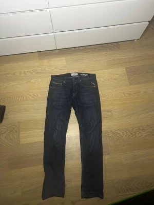  Replay grover jeans - Snygga mörkblå Replay grover med straight fit. Riktigt schyssta och sitter inte lika tight som anbass. Inga deffekter eller annat. 