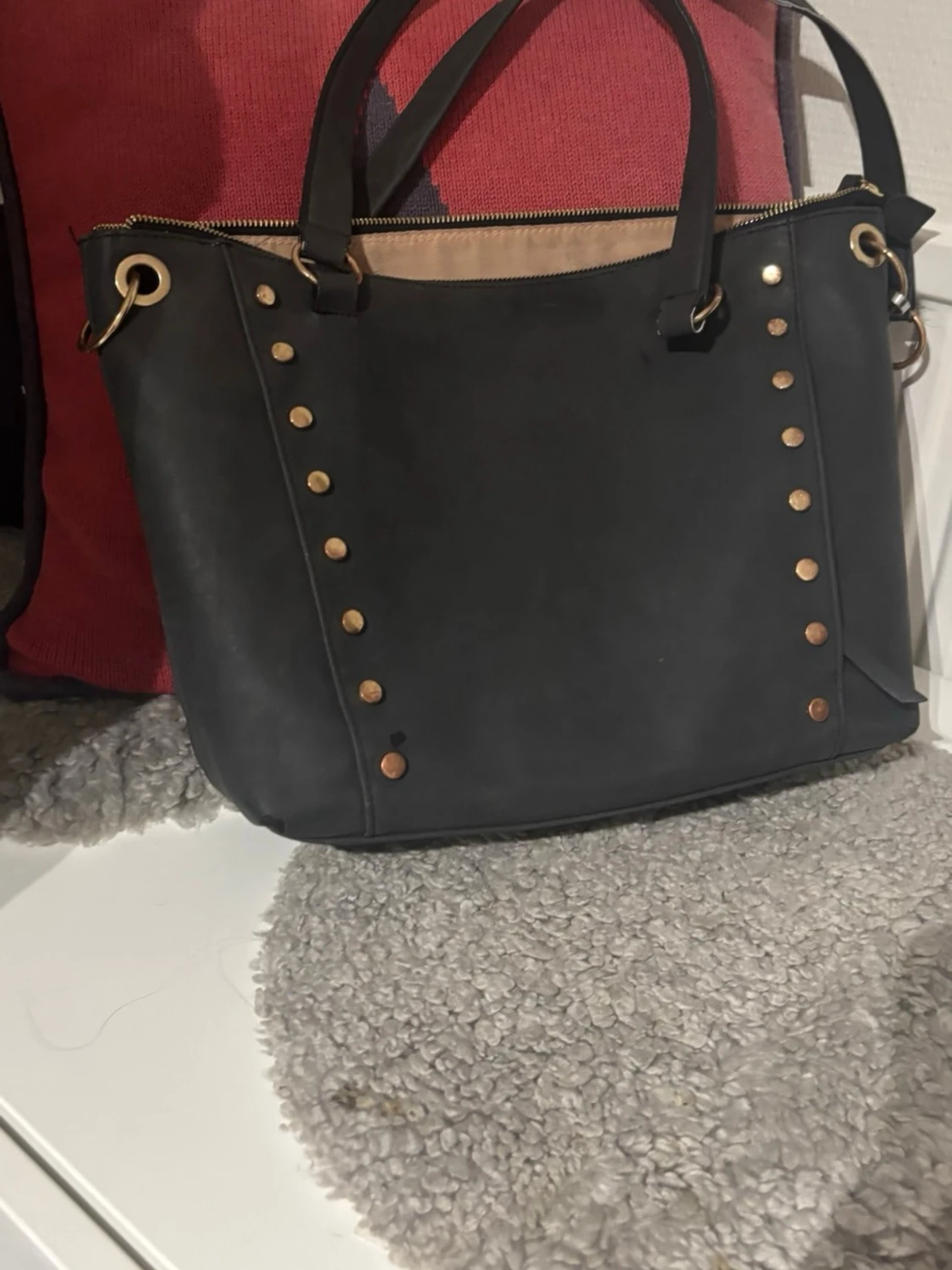 Svart handväska med nitar