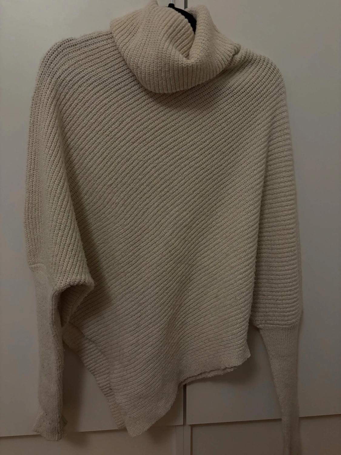 Beige stickad polotröja