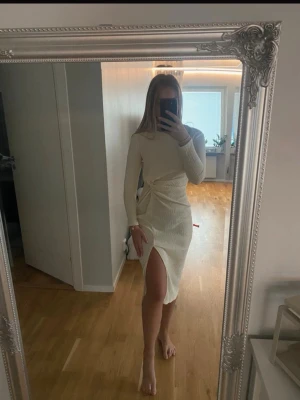 Midiklänning - Fina detaljer, aldrig använd 🌸