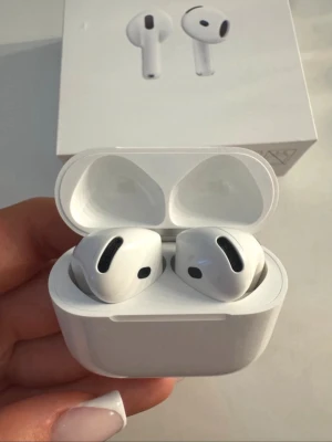 AirPods 4 - Som nya, använda enstaka gånger