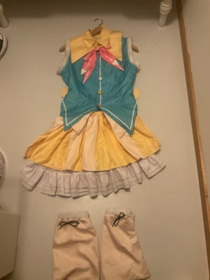 Kusanagi Nene cosplay med peruk - Säljer en kusanagi nene cosplay.kommer med  en lång, vågig grön ish  peruk. Perfekt för anime- eller maskerad.