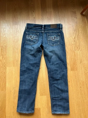 Diesel jeans  - Snygga blå jeans från diesel med coola bakficke detaljer 