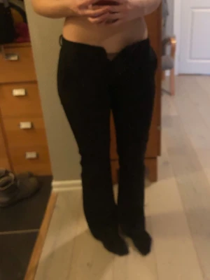 Svarta bootcut kostymbyxor låg midja - Säljer mina skit snygga kostymbyxor från bikbok som är i bootcut. Silkit material o säljer för att de tyvärr inte passar mig längre. Modellen säljs inte längre vad jag har sett❤️pris kan diskuteras!!