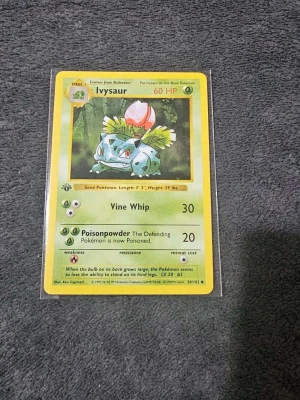 Ivysaur #30 1st Edition  - Säljer ett Ivysaur Pokémonkort från Base Set med gul ram och klassisk design. Kortet har illustration av Ivysaur med en stor blomknopp på ryggen och gröna blad. Text och attacker på engelska. Perfekt för samlare eller Pokémonfans.