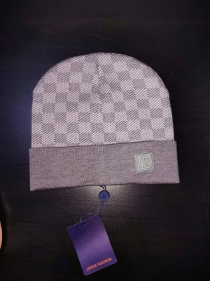 Grå Louis Vuitt8n mössa med rutmönster - bra