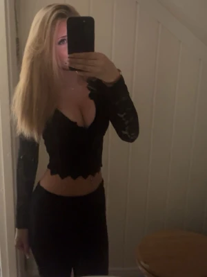 Svart croppad topp med spetsdetaljer - Säljer en jätte snygg svart croppad topp med långärmade spetsärmar. Undrar ni nått är de bara att skriva💗😇