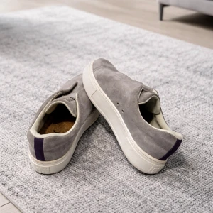 Grey Eytys Mocka Shoes - Snygga gråa sneakers i mocka med vit sula och mörk lila  detalj på hälen. Skorna har en stilren och minimalistisk design,  mockan är lite smutsig enkelt o fixa hemma med en mjuk tandborste ✔️