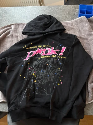 P*NK Sp5der Hoodie - Storlek: S Den är helt ny och aldrig nånsin använt förut. Svart/ Rosa Sp5der Hoodie Startpris: 550kr