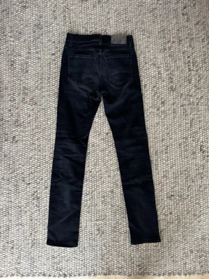 Svarta Tiger Of Sweden Jeans - Jeansen har en smal passform och är tillverkade i mjukt denimtyg som sitter skönt hela dagen. Modell Skogsberg W29 L32