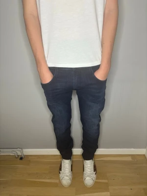Replay Anbass Jeans - Replay Anbass Jeans| Storlek: 32/34| Modellen är 177 cm| Skick: 9/10| Pris: 349kr| Priset går alltid att diskutera😊