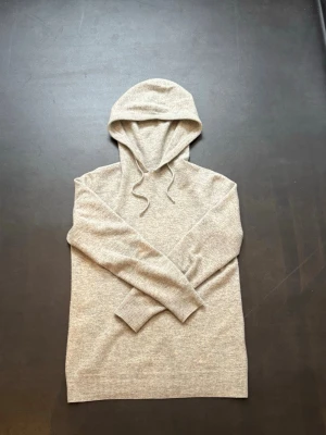 Ljusgrå Kashmir hoodie - Väldigt snygg ljus grå Kashmir hoodie mycket bra skick inte använd mycket eftersom för stor för mig jag är 175 väger 55. Några frågor hör av er.
