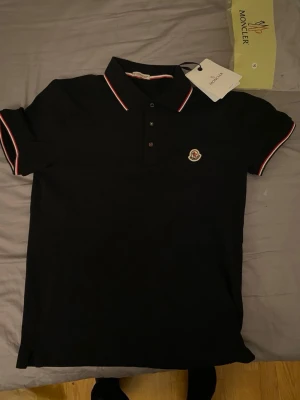 Moncler piké - säljer min moncler piké i strlk M, Den har nfc har inga skador. skicket är på topp, pris kan diskuteras vid snabb affär!
