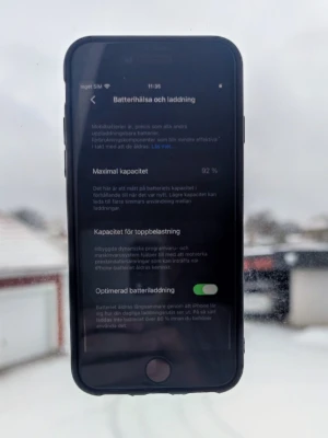 iPhone SE 2020 + skal med Fanta pop it-design - Säljer ett svart mobilskal till iPhone med en orange pop it-panel på baksidan och Fanta-logga. Skalet är gjort av plast och silikon, och pop it-delen ger både skydd och en rolig fidget-funktion. Perfekt för dig som vill ha något unikt och lekfullt till mobilen.
