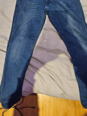 Replay jeans - Säljer ett par feta replay jeans i passformen anbass. Storleken är 28 i midjan o de passar inte mig o ja e 167 cm lång. Är använda några gånger men inte längre