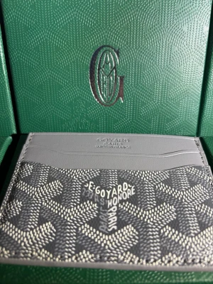 Grå Korthållare med mönster - Säljer en Grå Korthållare!  ✅ Sjukt snygg och säljes nu för 349kr! Box och Kort ingår samt att korthållare kommer inplastad