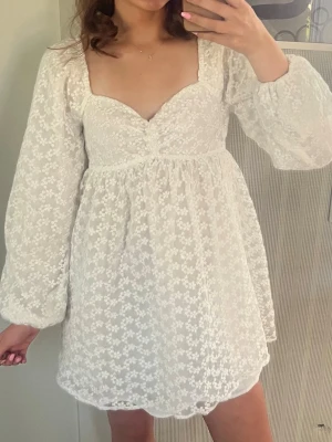 Vit  klänning - Vacker vit klänning! Perfekt för sommarens alla tillfällen. Från NA-KD, storlek 36. Inga synliga defekter🤍