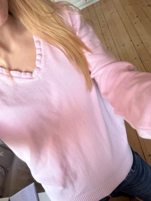 Rosa stickad tröja - Söt rosa stickad tröja från Park Lane med v-ringning i storlek S. Superfint skick💕